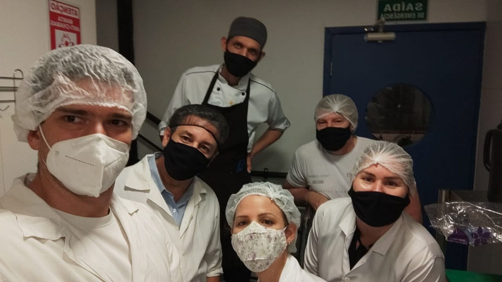 A imagem mostra os alunos do curso de Nutrição do Grupo UniEduK durante a visita técnica ao Shopping Iguatemi.