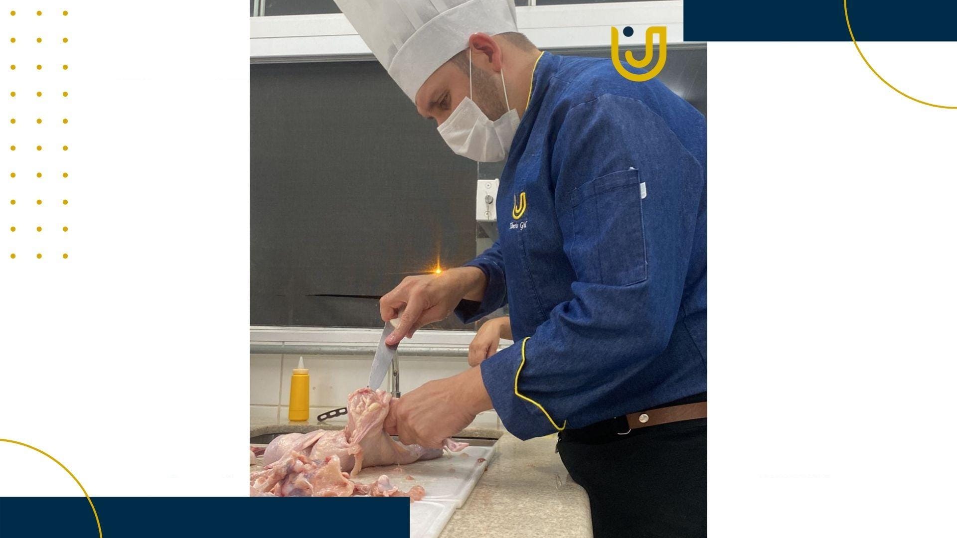 A imagem mostra o professor Tibério Gil durante a aula de cortes e desossa de aves