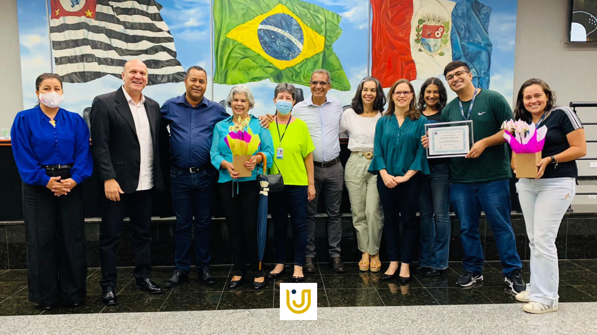 A imagem mostra momentos da homenagem em comemoração do Dia do Voluntário.