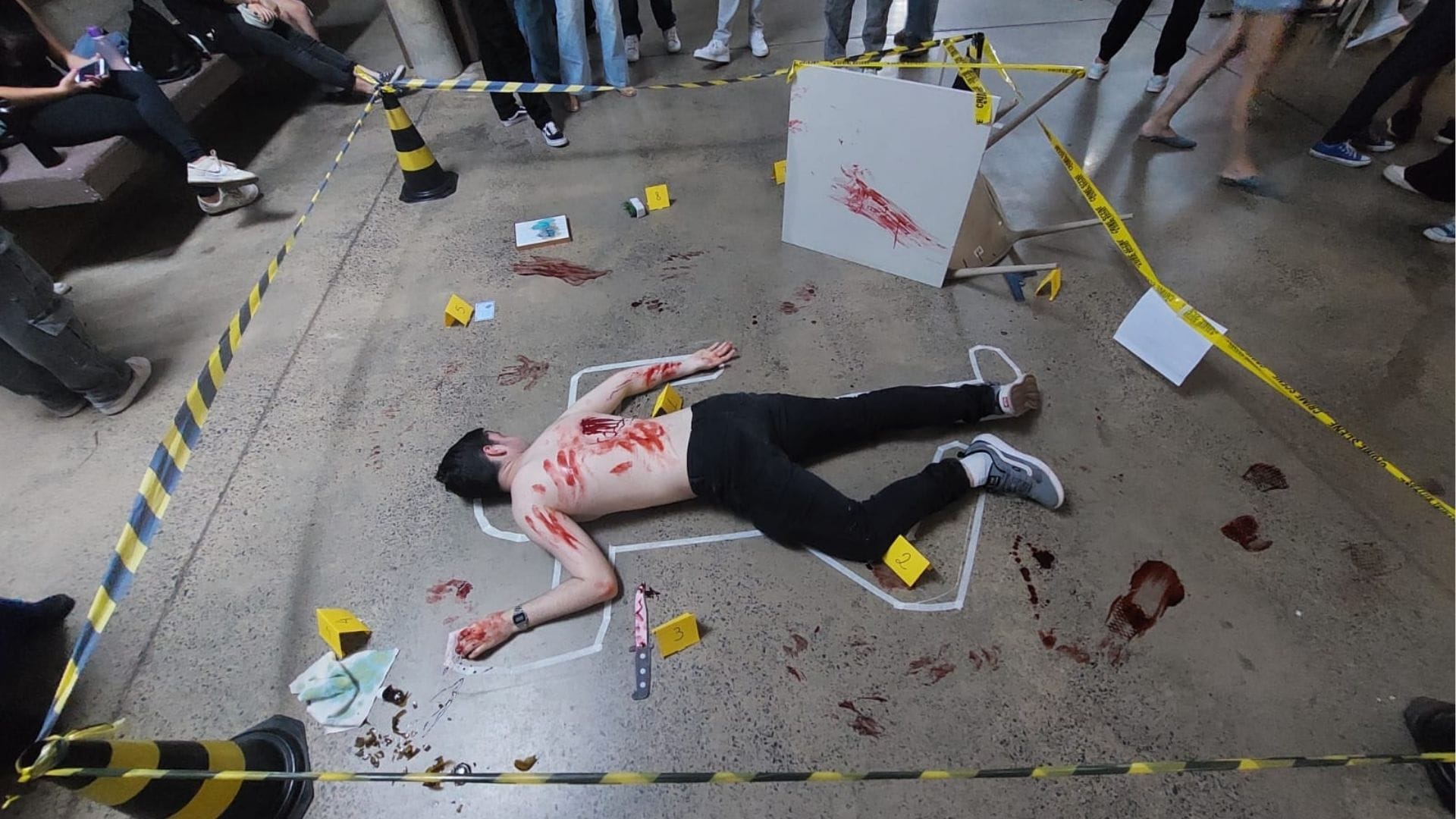 Os biomédico forenses coletam e analisam evidências para transformar pistas de cenas de crime em provas científicas.