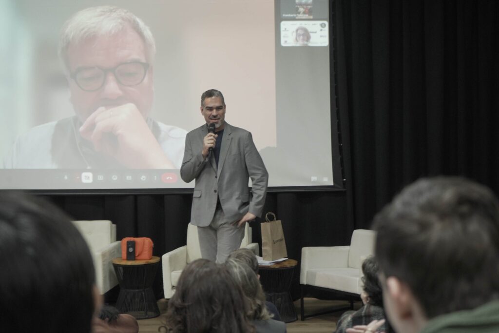 AS fotos mostram estudantes e docentes do curso de Medicina da UniMAX dentro do auditório da instituição, em um momento de confraternização e despedida da vida acadêmica. 